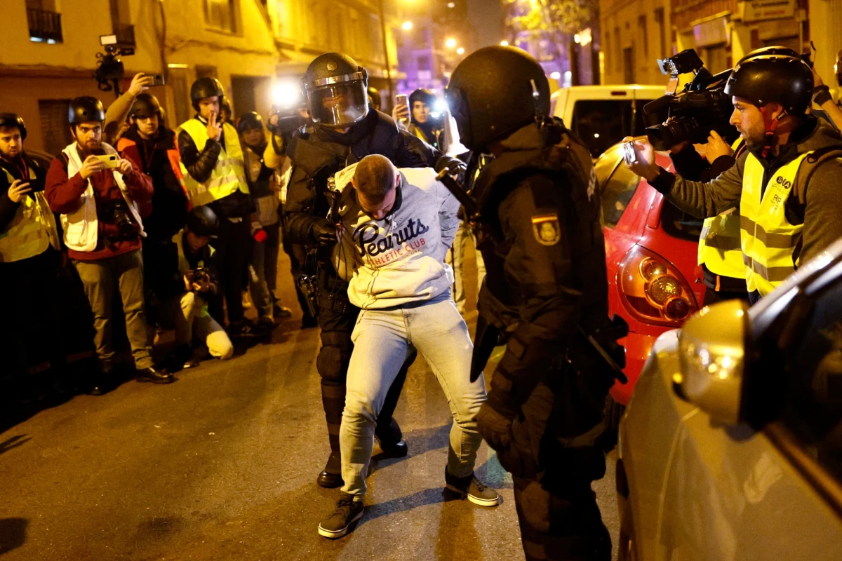 Hiszpańscy deputowani będą dziś drugi dzień debatować nad wotum zaufania dla rządu obecnego premiera Pedro Sancheza. Jego próba zdobycia poparcia wśród separatystów z Katalonii i Kraju Basków oburzyła większość społeczeństwa. To przełożyło się na wielotysięczne protesty w hiszpańskich miastach. Podobnie było wczoraj zarówno przed parlamentem, jak i siedzibą hiszpańskiej partii socjalistycznej.