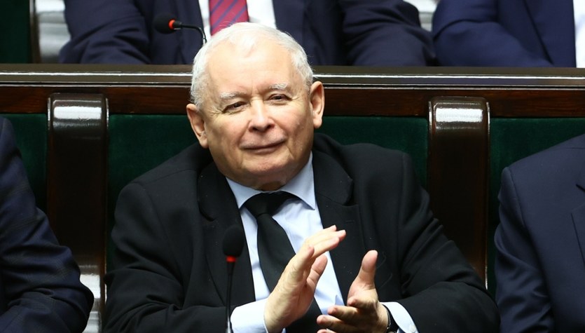  Jarosław Kaczyński w specjalnym zespole. W tle reparacje