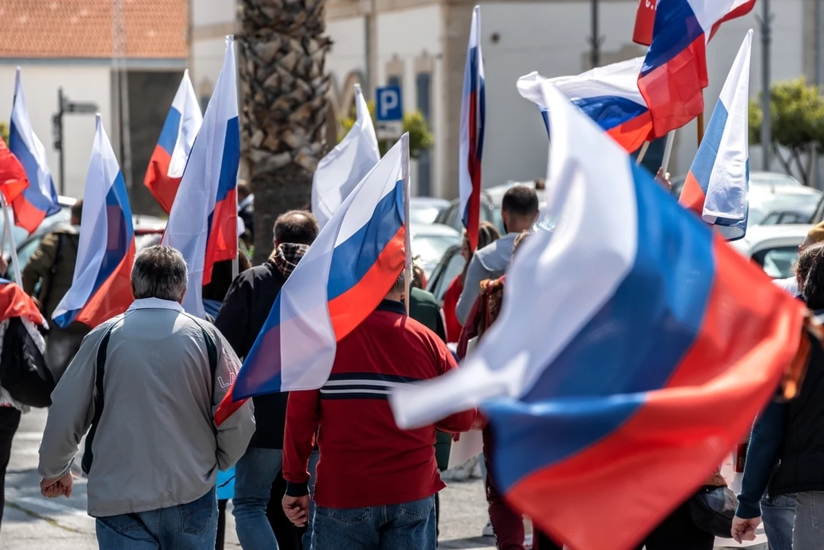 Po raz pierwszy od rozpoczęcia wojny odsetek Rosjan optujących za negocjacjami pokojowymi z Ukrainą przekroczył odsetek zwolenników kontynuowania działań wojennych - podała niezależna grupa badawcza Russian Field. Wyniki październikowego sondażu, przeprowadzonego na grupie 1600 osób, przytoczył niezależny portal Meduza.