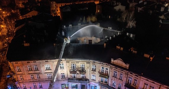 Strażak został poszkodowany podczas gaszenia pożaru, do którego doszło w nocy w jednej z kamienic w Przemyślu na Podkarpaciu. Z budynku ewakuowano 22 osoby.
