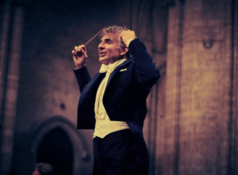 Bradley Cooper ujawnił, że spędził sześć lat, przygotowując się do zagrania sześciominutowej sceny w filmie "Maestro", w której grany przez niego Leonard Bernstein dyryguje London Symphony Orchestra podczas koncertu w Ely Cathedral.
