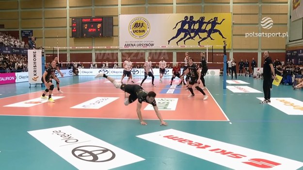 Fragment meczu Projekt Warszawa – Bogdanka LUK Lublin 3:2 (27:25, 20:25, 23:25, 25:16, 15:12) - siatkówka, PlusLiga 2023/2024 - 6. kolejka. Tobias Brand popisał się efektowną obroną.

