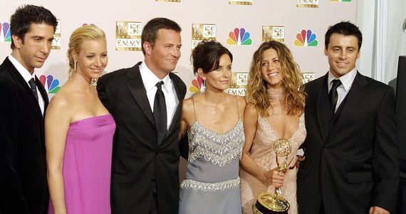Jennifer Aniston, David Schwimmer i Lisa Kudrow to ostatnie osoby z obsady "Przyjaciół", które pożegnały w mediach społecznościowych Matthew Perry’ego. Aktor, który w serialu wcielił się w rolę Chandlera Binga, zmarł w ubiegłym miesiącu. Miał 54 lata. 