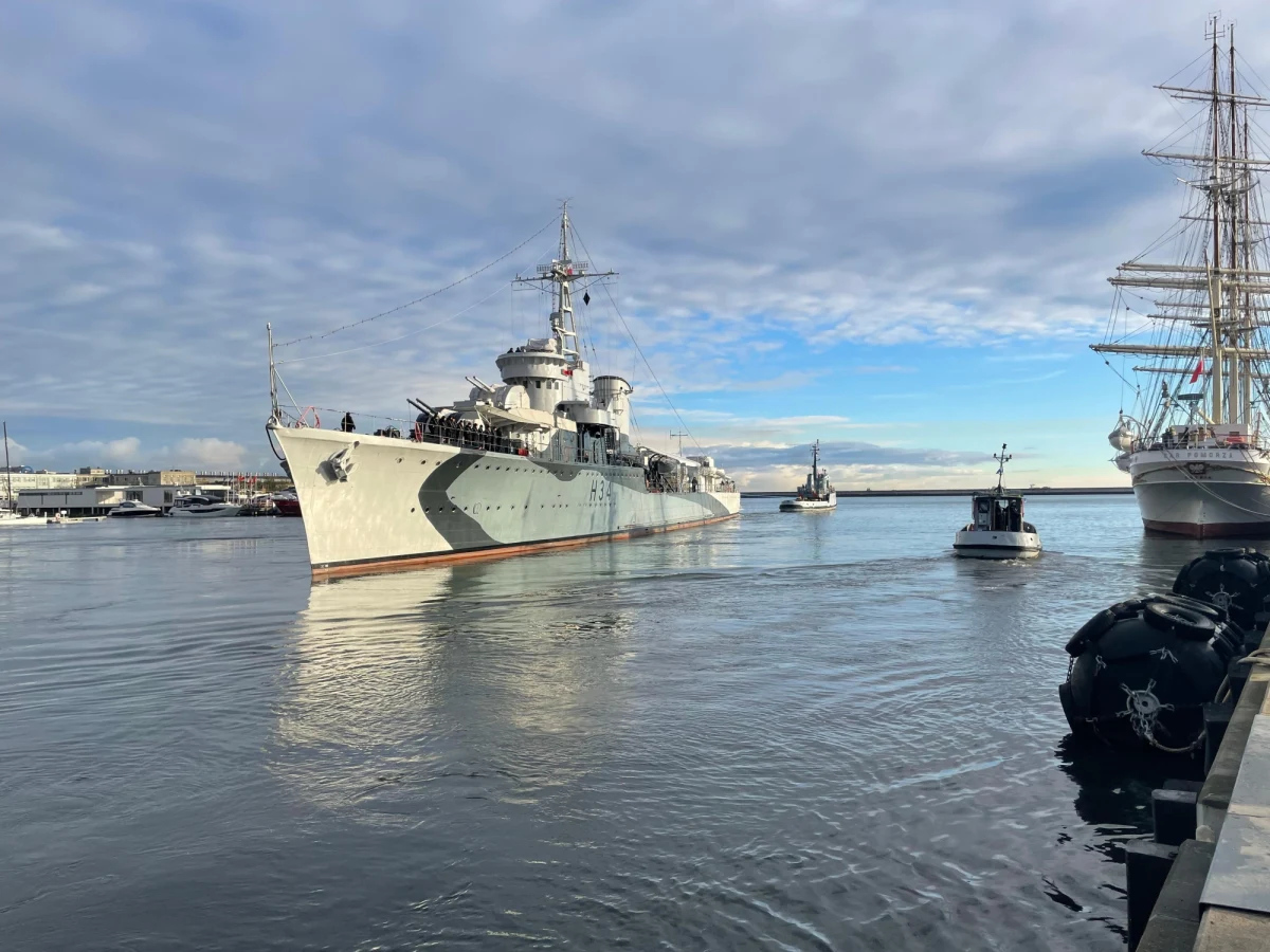 Najsłynniejszy polski okręt wojenny i popularny obiekt muzealny - ORP Błyskawica opuścił dziś nabrzeże w Gdyni. Został odholowany do Portu Wojennego i tam spędzi najbliższy tydzień. W weekend w miejscu Błyskawicy może pojawić się gigantyczny ponton z innym okrętem - wycofanym ze służby okrętem podwodnym ORP Sokół. 