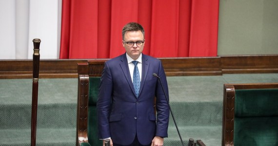 Kancelaria Sejmu poinformowała, że dziś o godz. 20:00 wyemitowane zostanie orędzie marszałka Sejmu Szymona Hołowni. Będzie to jego pierwsze wystąpienie tego typu. 
