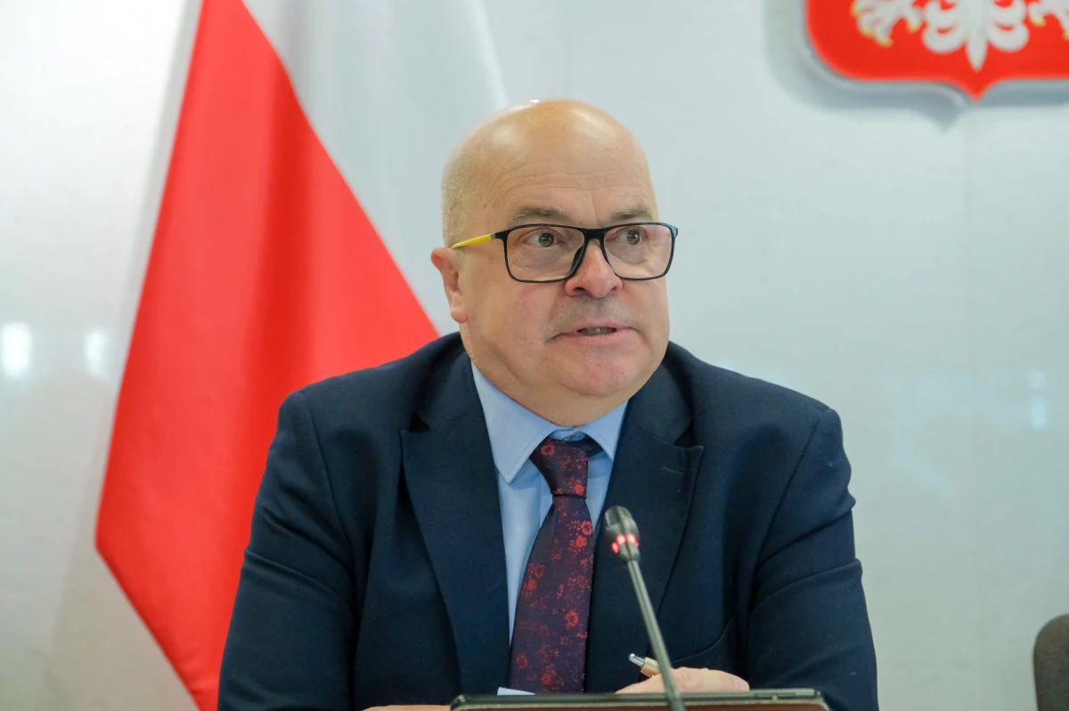 Tomasz Zimoch z Polski 2050 poinformował o złożeniu pisma do komisji etyki poselskiej i osobnego, zaadresowanego do klubu PiS. W ocenie Zimocha, wiceszef MSZ Paweł Jabłoński dokonał manipulacji i oskarżył go o pokazanie wulgarnego gestu. Jabłoński zapewnia, że przeprosił już Zimocha.