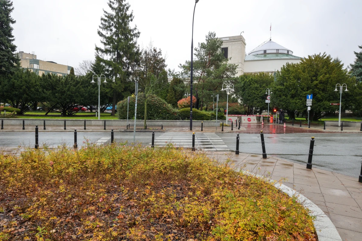 Prawo i Sprawiedliwość straci większość sejmowych komisji, którymi kierowało w poprzedniej kadencji. Koalicja Obywatelska nie zgodzi się na obsadzenie przez PiS aż 12 foteli szefów komisji, jak według parytetu zaproponowała odchodząca szefowa Kancelarii Sejmu. Między innymi w tej sprawie spotkali się szefowie wszystkich klubów. 