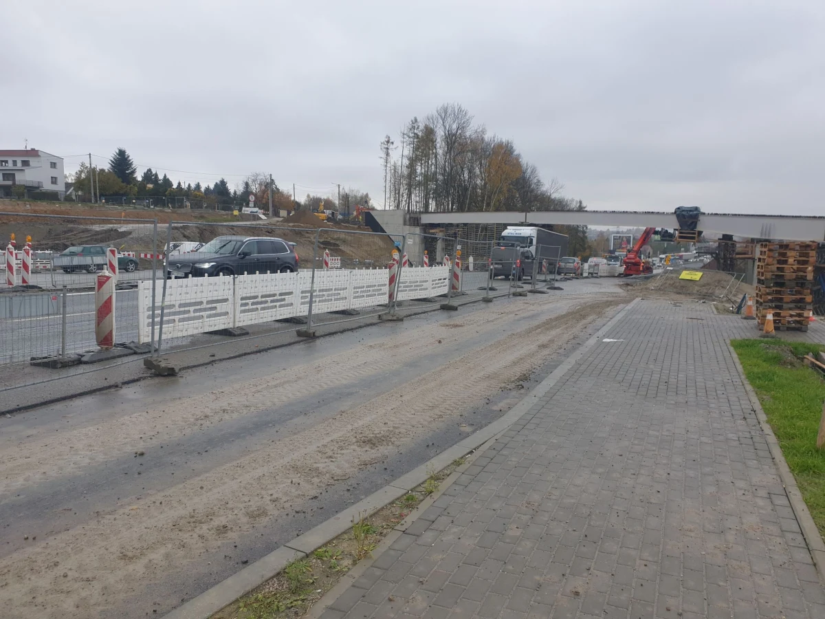 Drogowcy nie skończyli prac na zakopiance w Gaju. Utrudnienia potrwają dłużej niż pierwotnie planowano. Jezdnia w kierunku Myślenic będzie zamknięta także jutro przez część dnia.   