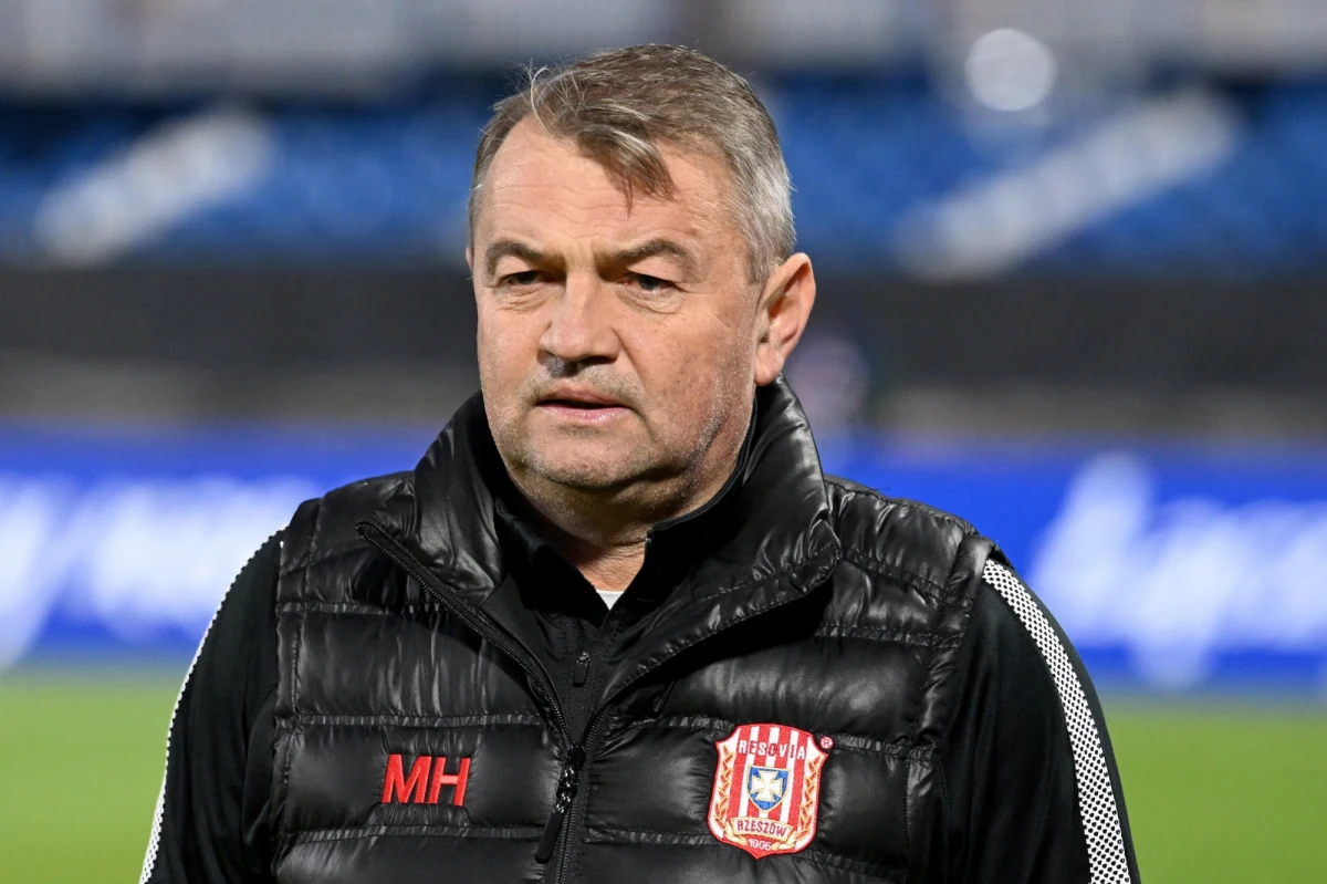 Mirosław Hajdo nie jest już trenerem piłkarzy Resovii - poinformował w czwartek rzeszowski klub. Drużyna zajmuje obecnie szesnaste miejsce w tabeli 1. ligi piłkarskiej, czyli w strefie spadkowej.