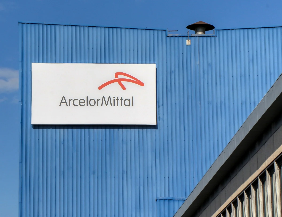 Oddział ArcelorMittal Poland w Sosnowcu ogłosił wprowadzenie postojów linii walcówki. Zatrzymanie produkcji nastąpi w sobotę 18 listopada i potrwa do następnej niedzieli. Koncern zapewnia, że żaden pracownik zakładu w Sosnowcu nie straci zatrudnienia.