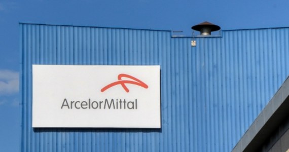 Oddział ArcelorMittal Poland w Sosnowcu ogłosił wprowadzenie postojów linii walcówki. Zatrzymanie produkcji nastąpi w sobotę 18 listopada i potrwa do następnej niedzieli. Koncern zapewnia, że żaden pracownik zakładu w Sosnowcu nie straci zatrudnienia.