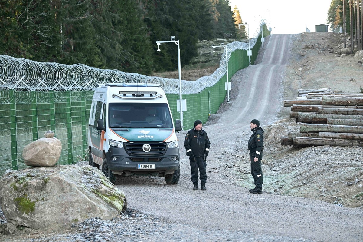 Cztery z dziewięciu przejść granicznych między Finlandią i Rosją zostanie zamkniętych - tak zdecydowały Helsinki. Granica będzie zamknięta od nocy z piątku na sobotę. Decyzja ma związek z napływem migrantów, którzy w ogromnej liczbie zaczęli napływać do Finlandii ze wschodu. Podejrzewa się, że ten niekontrolowany strumień ludności, który chce przedrzeć się przez granice, jest formą zemsty Rosji na Finlandii za jej współpracę ze Stanami Zjednoczonymi.