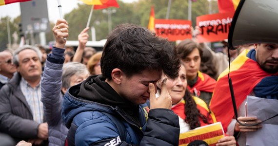 Z poparciem katalońskich separatystów, którym obiecano amnestię za próbę odłączenia się od Hiszpanii, oraz baskijskich nacjonalistów premier Pedro Sanchez otrzymał w czwartek od Kongresu Deputowanych, niższej izby parlamentu, wotum zaufania. Sanchez po raz trzecia stanął na czele rządu Hiszpanii. Za powstaniem jego gabinetu opowiedzieli się kierowani przez niego socjaliści (PSOE) oraz blok radykalnie lewicowych ugrupowań Sumar. PSOE zajęło drugie miejsce w niedawnych wyborach, ale zwycięskiej Partii Ludowej nie udało się stworzyć rządu.