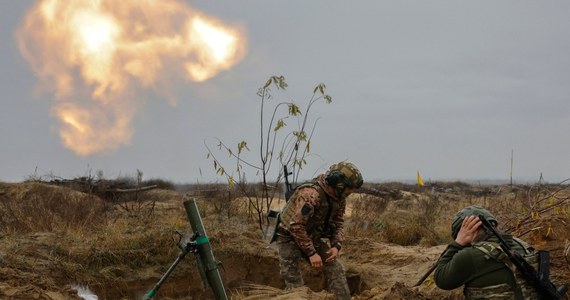 Ukraińska kontrofensywa dobiega końca - pisze "Economist". Dziennikarze brytyjskiego tygodnika po przeanalizowaniu danych satelitarnych wskazali, że w ostatnich dniach - w porównaniu do końca lata - zmalała liczba ostrzałów na froncie. Nie świadczy to jednak o tym, że wojna już się kończy.