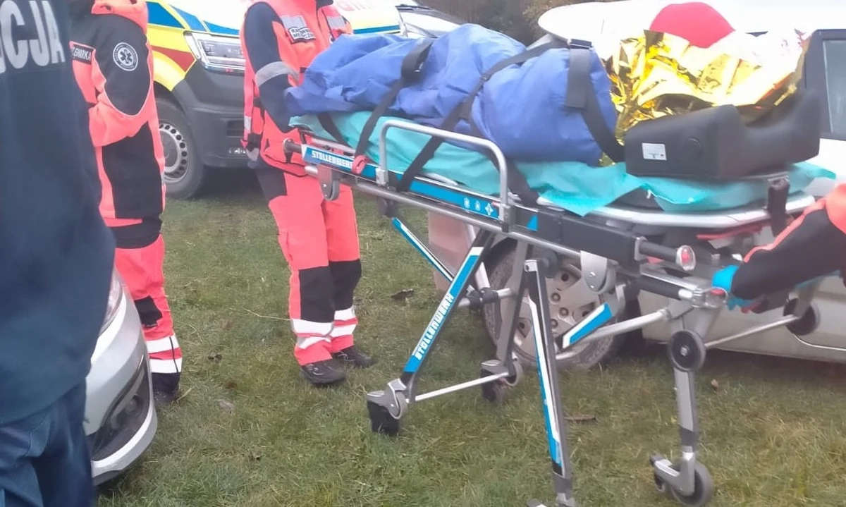 Policjanci z Ciechanowca w Podlaskiem pomogli 66-latkowi, który od kilkunastu dni mieszkał w samochodzie. Był tak osłabiony i wyziębiony, że nie miał siły samodzielnie wysiąść z auta.

