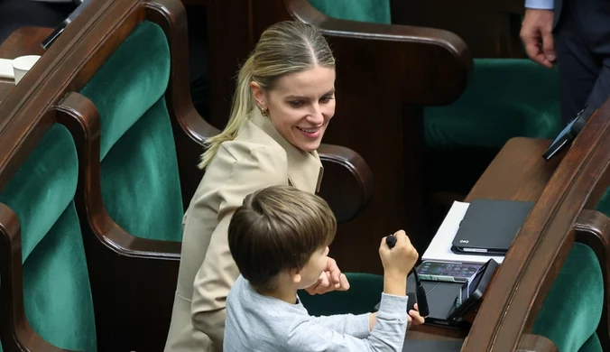 Zabrała syna do Sejmu, wywołała burzę. Politycy murem za posłanką