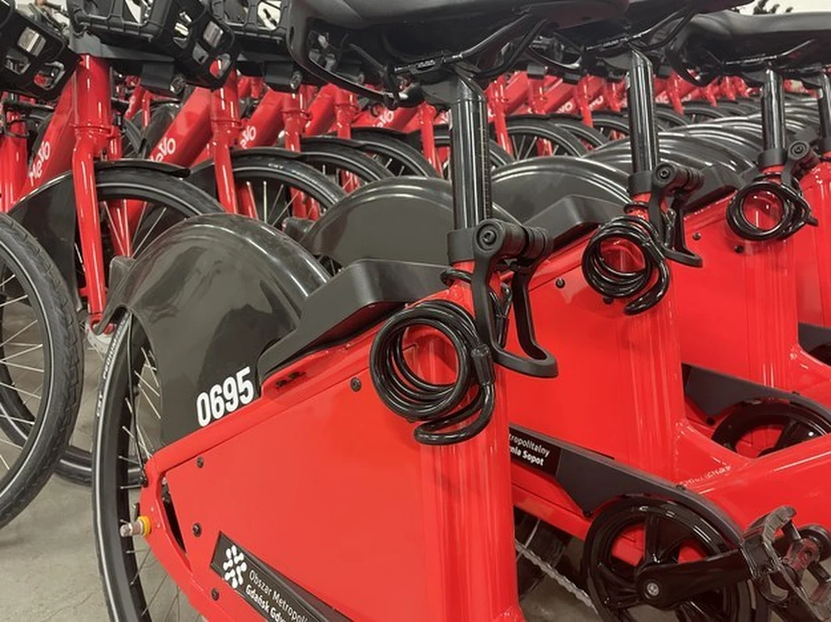 Od dziś od godziny 14 w 16 gminach Obszaru Metropolitalnego Gdańsk-Gdynia-Sopot w pełni funkcjonuje Mevo 2.0. To oznacza, że trzeba płacić już za korzystanie z rowerów. W systemie jest ich ponad 4 tysiące, w tym część to rowery elektryczne. Podczas testów, gdy były one darmowe, wypożyczyło je blisko 110 tysięcy osób.