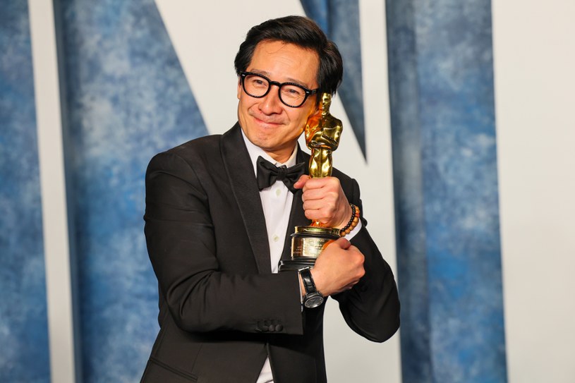 Ke Huy Quan, który za rolę w filmie "Wszystko wszędzie naraz" został w tym roku nagrodzony Oscarem, w najnowszym wywiadzie ujawnił, że po tym, jak zagrał w serialu "Loki", zaczął wpraszać się do kolejnej produkcji z uniwersum "Gwiezdnych wojen". 
