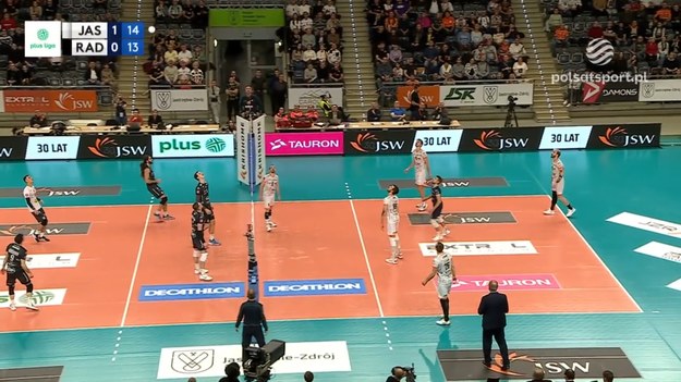 Skrót meczu 6. kolejki PlusLigi Jastrzębski Węgiel - Enea Czarni Radom 3:0 (25:20, 25:20, 25:17).

