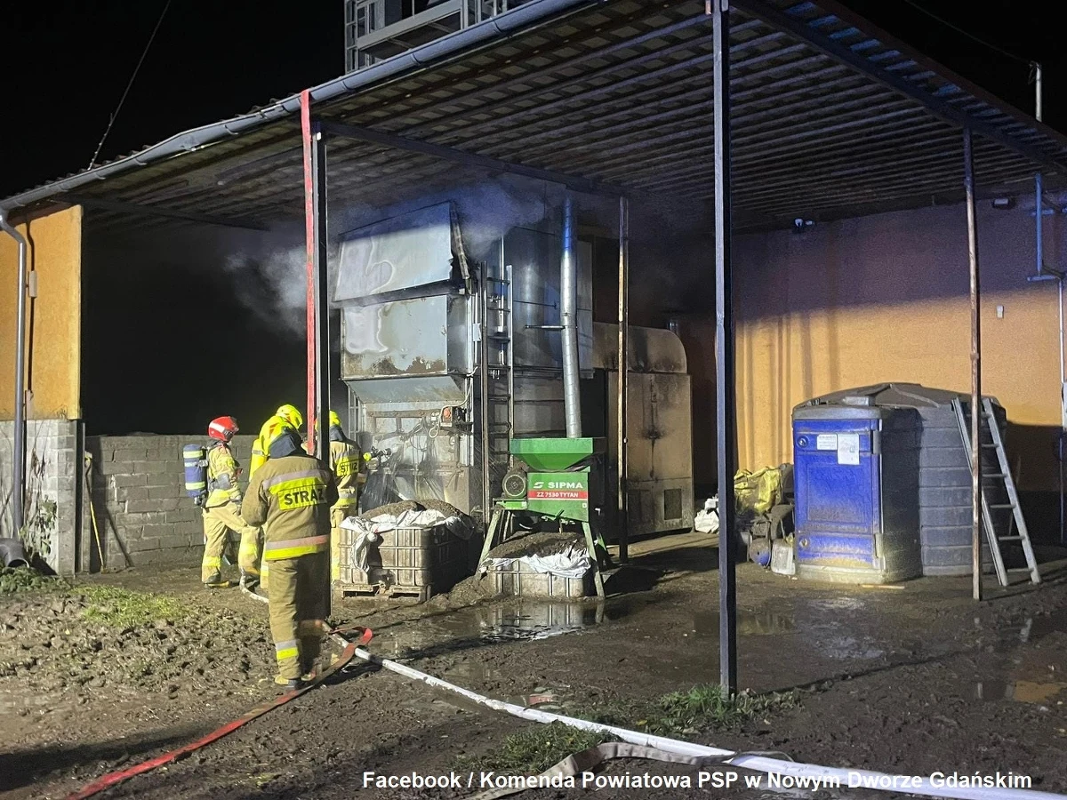 23 strażaków walczyło z pożarem w Solnicy na Pomorzu. Ogień pojawił się w suszarni, w której znajdował się słonecznik.