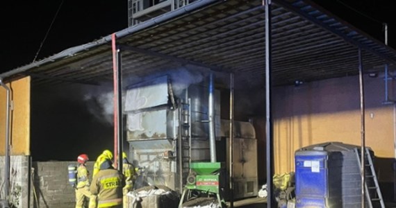 23 strażaków walczyło z pożarem w Solnicy na Pomorzu. Ogień pojawił się w suszarni, w której znajdował się słonecznik.