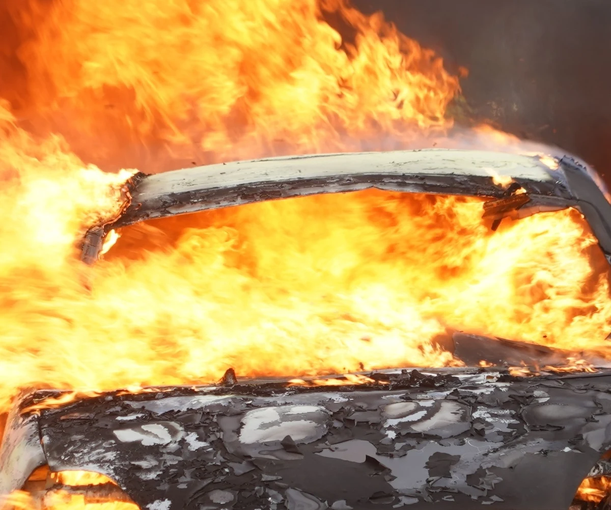 28-letnia kobieta kierująca audi Q8 spłonęła w samochodzie, gdy jej auto nie wyhamowało przed terenem robót drogowych na autostradzie w północnych Niemczech, uderzyło w dwa inne samochody i zapaliło się.