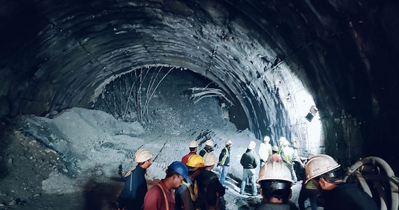Ratownikom wciąż nie udało się dotrzeć do 40 robotników, którzy zostali przysypani w niedzielę w północnych Indiach, kiedy zawalił się drążony pod górą tunel. Na miejsce katastrofy dotarł z Delhi nowy sprzęt, w tym ciężka maszyna drążąca tunele - poinformował portal India Express.