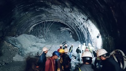 40 robotników uwięzionych w przysypanym tunelu. Na miejscu specjalistyczny sprzęt