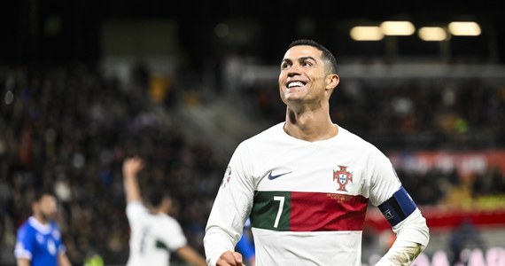 Węgry i Słowacja zapewniły sobie w czwartek awans do przyszłorocznych piłkarskich mistrzostw Europy. Dotychczas znanych jest 11 uczestników turnieju w Niemczech. W meczu Portugalii 128. gola dla drużyny narodowej strzelił Cristiano Ronaldo, który śrubuje rekord świata.