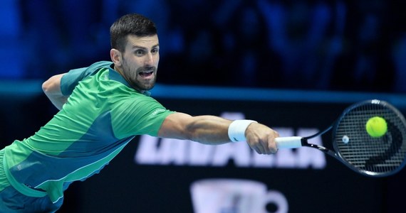 Włoch Jannik Sinner pokonał Duńczyka Holgera Rune 6:2, 5:7, 6:4 i z pierwszego miejsca w grupie awansował do półfinału turnieju tenisistów ATP Finals w Turynie. Drugim półfinalistą został Serb Novak Djokovic, który wcześniej pokonał rezerwowego Huberta Hurkacza 7:6 (7-1), 4:6, 6:1.