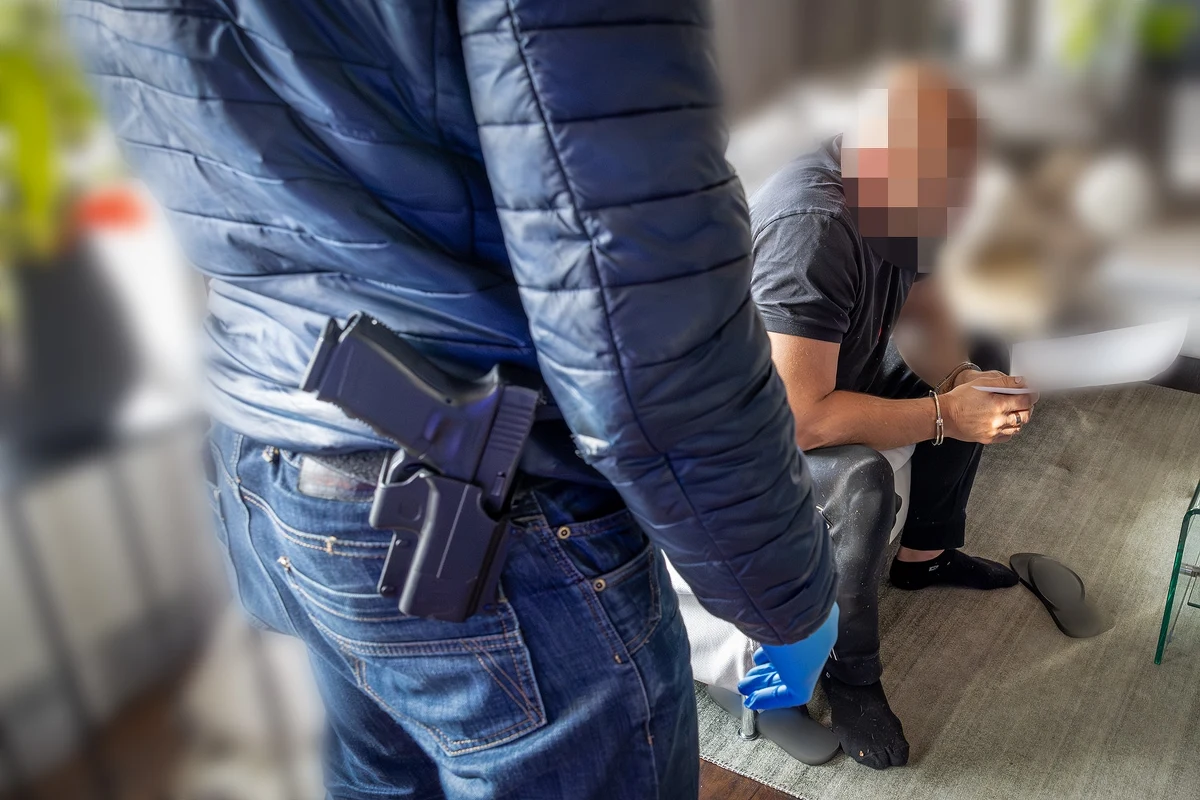 12 członków zorganizowanej grupy przestępczej związanej ze środowiskiem pseudokibiców zatrzymali w Małopolsce i w Wielkopolsce funkcjonariusze Centralnego Biura Śledczego Policji i Karpackiego Oddziału Straży Granicznej. Wielką akcję przeprowadzili na polecenie małopolskiego wydziału Prokuratury Krajowej.