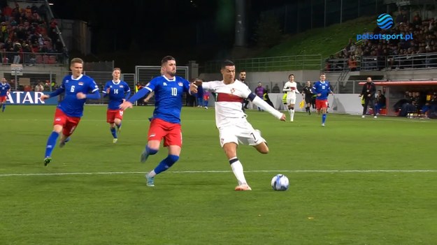 Cristiano Ronaldo w wyjazdowym meczu z Liechtensteinem zdobył bramkę dla reprezentacji Portugalii w eliminacjach mistrzostw Europy. Ma na koncie 128 trafień i jest pod tym względem absolutnym rekordzistą.