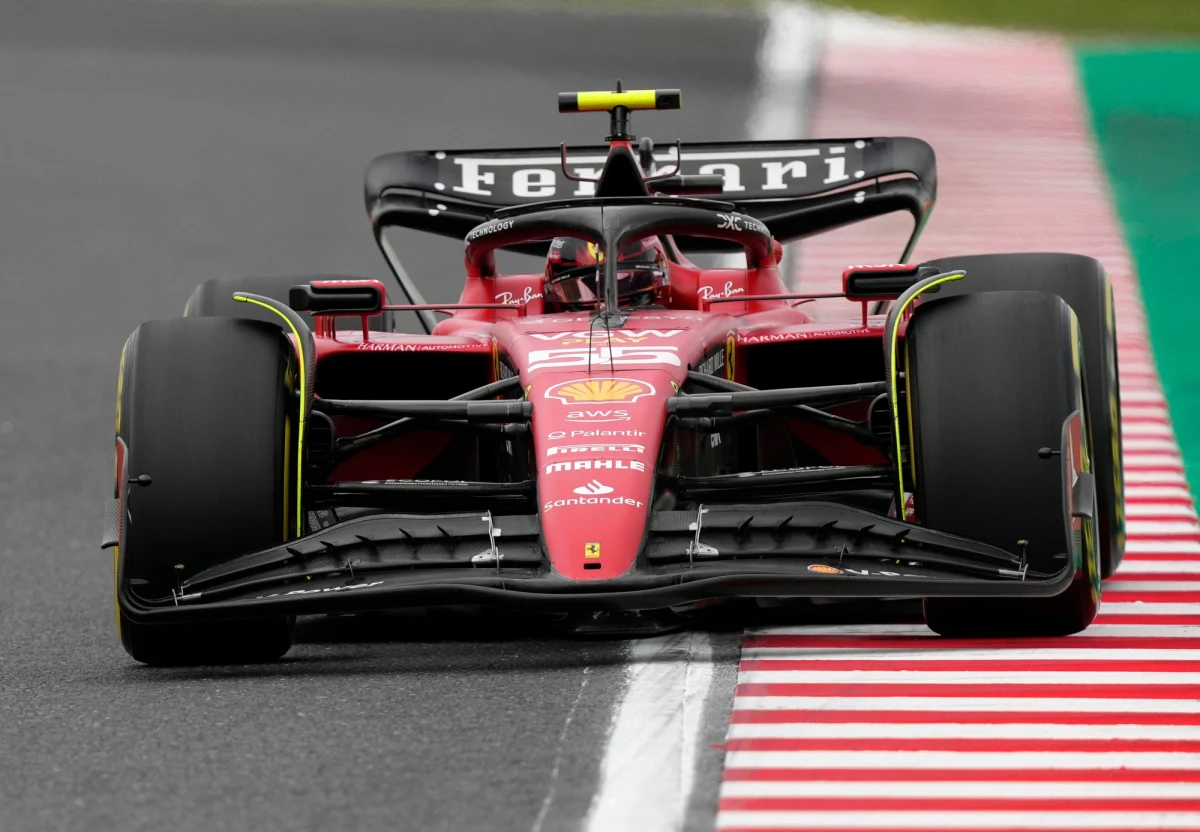 Pierwsza sesja treningowa przed wyścigiem o Grand Prix Las Vegas trwała tylko osiem minut. Wszystko z powodu wystającej pokrywy studzienki kanalizacyjnej, która uszkodziła bolidy Carlosa Sainza jr i Estebana Ocona. Wydarzenia z amerykańskiej stolicy hazardu są ogromnym ciosem wizerunkowym dla Formuły 1.