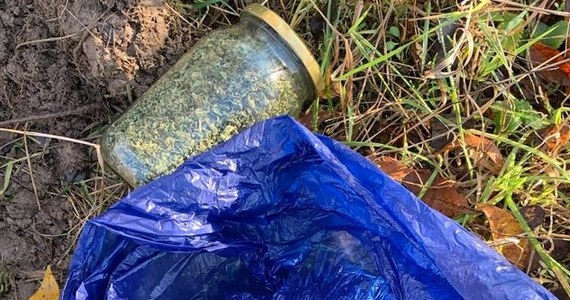 Policjanci z Mławy przejęli ponad 10 kilogramów amfetaminy i ponad 2 kilogramy marihuany. Narkotyki były ukryte na zapleczu małego sklepu i w beczce zakopanej pod lasem. Funkcjonariusze zatrzymali czterech mężczyzn.