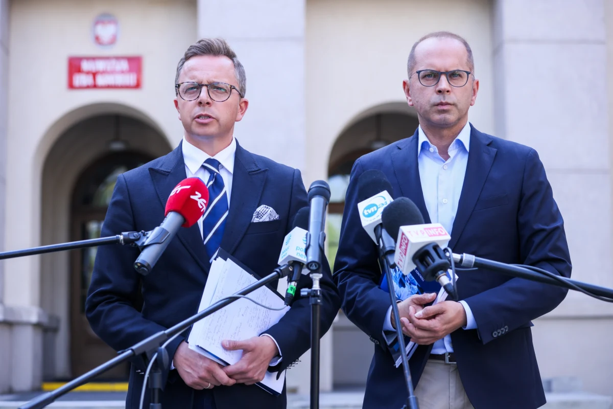 Szef MAP Jacek Sasin wypłacił 18 pracownikom dodatki za realizację Krajowego Planu Odbudowy; to jest kuriozum, ministerstwa wypłacają publiczne pieniądze za rzeczy, których nie realizują - mówili na konferencji prasowej posłowie KO Michał Szczerba i Dariusz Joński.