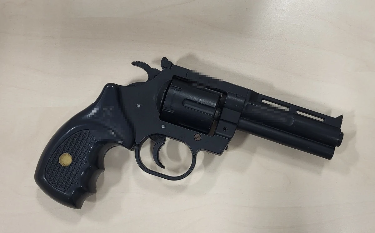 Policjanci zatrzymali w Skawinie 15-latka, który miał przy sobie rewolwer i 5 sztuk amunicji. Zabrał je ojcu. Chłopak spacerował w okolicy parku miejskiego w Skawinie. Policjanci zwrócili uwagę, że śmieci w miejscu publicznym.

