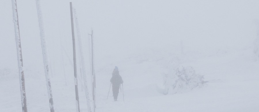Wysoko w Karkonoszach mamy już typowo zimowe warunki. Ci, którzy chcą wybrać się w najbliższym czasie w góry powinni się liczyć z kolejnymi opadami śniegu i minusowymi temperaturami. Powyżej 800 m n.p.m. szlaki są bardzo śliskie - ostrzegają goprowcy.
