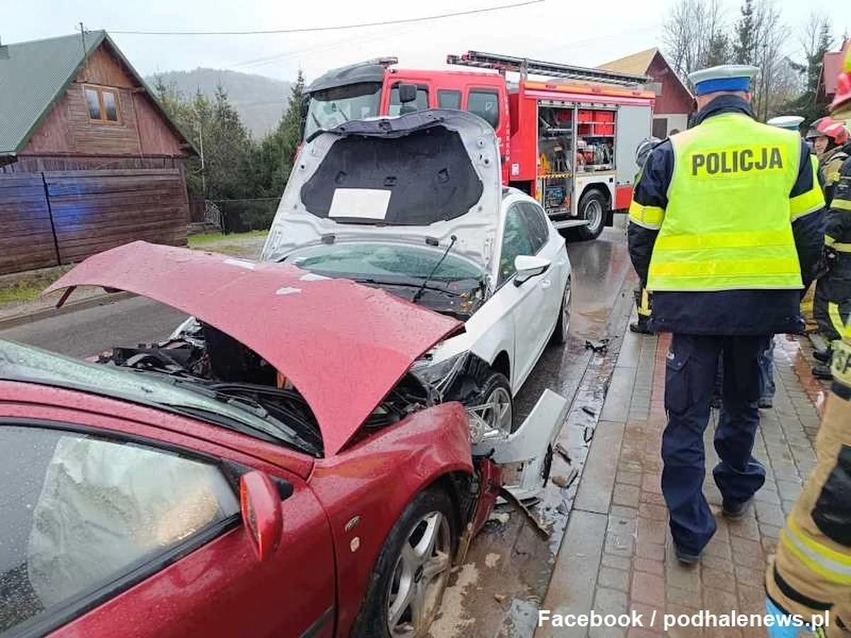 Pięć osób, w tym czworo dzieci, zostało zabranych do szpitali po wypadku w Jurkowie koło Limanowej w Małopolsce. Zderzyły się tam dwa samochody osobowe.