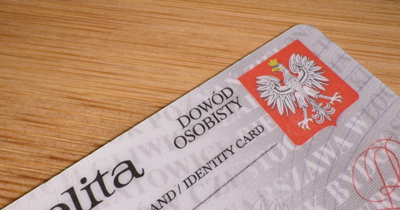 Z dowodem osobistym muszą pójść od urzędu. Już czekają na te roczniki