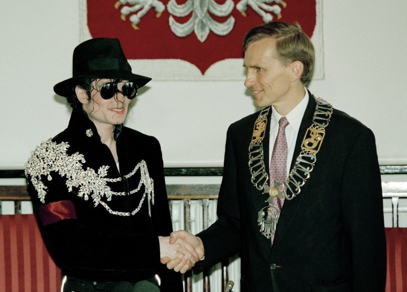 Michael Jackson wystąpił w Polsce tylko jeden raz – na lotnisku Bemowo podczas trasy "HIstory" w 1996 roku. Król popu w tym czasie nocował w warszawskim hotelu Marriott. I z tym wydarzeniem związana jest zaskakująca pamiątka, którą posiada jeden z kolekcjonerów, o czym można dowiedzie się z jednej z produkcji Netflixa.