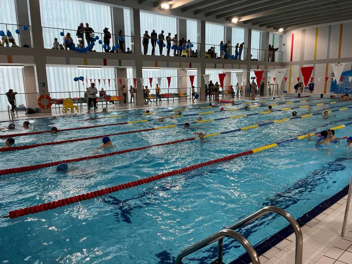 W Szkole Podstawowej 84 we Wrocławiu odbyła się dziś Pływacka Sztafeta Charytatywna. Uczniowie pokonali dystans zasponsorowany przez darczyńców. Zebrane pieniądze trafią do dzieci z hospicjum. W tym roku padł rekord.