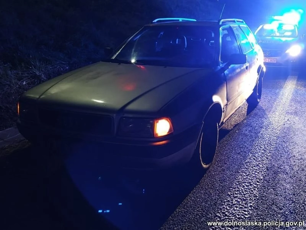 Do 5 lat pozbawienia wolności grozi 34-latce, która prowadziła pojazd pomimo trzech sądowych zakazów. Dodatkowo kobieta była nietrzeźwa i spowodowała kolizję, a następnie odjechała z miejsca zdarzenia. W samochodzie przewoziła trójkę swoich dzieci,