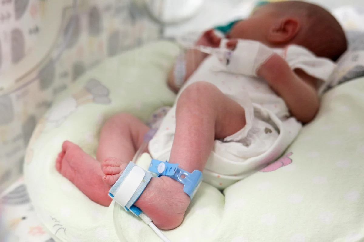 Niektóre mieszczą się w dłoni, na świat przyszły zdecydowanie za wcześnie, ale mają wolę życia, a ich rodzice oddali by wszystko, bo mogły zdrowo się rozwijać. W Polsce już co 10 noworodek to wcześniak. O problemach maluszków i dylematach ich rodziców w radiu RMF Piotr Salak rozmawiał Katarzyną Dyńską-Kukulską, prezeską Fundacji Matkowelove, mamą urodzonej przedwcześnie 6 letniej obecnie dziewczynki. 