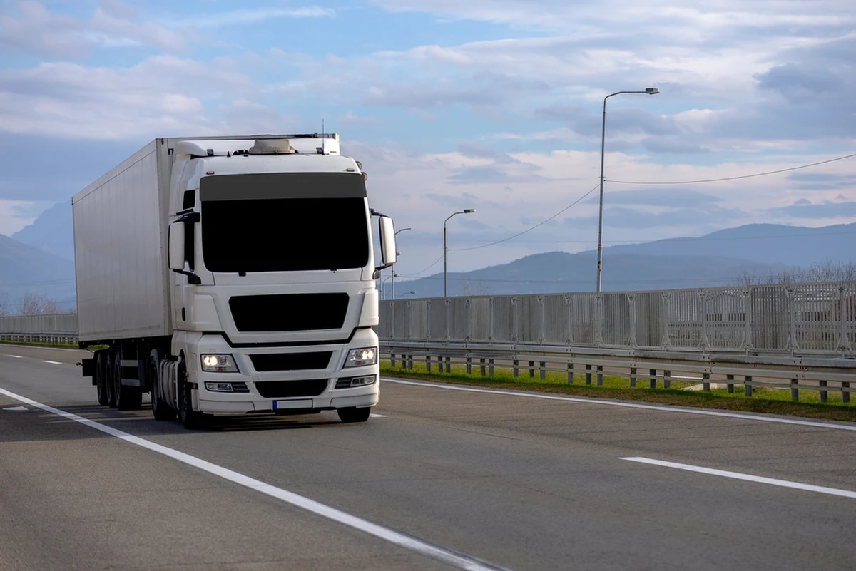 ​Za dwa tygodnie o prawie 90 proc. wzrośnie opłata za przejazd ciężarówką po niemieckich drogach. Podwyżka uderzy w branżę transportową, także polską. Wiele firm spedycyjnych wozi towary do Niemiec, z Niemiec lub przez ten kraj.