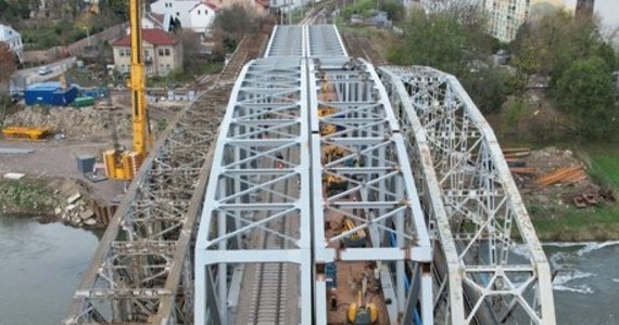 W sobotę oddany zostanie jeden tor na budowanym moście kolejowym w Przemyślu - poinformowała Dorota Szalacha z biura prasowego PKP PLK. Nadal prowadzone będą prace na torze nr 2.