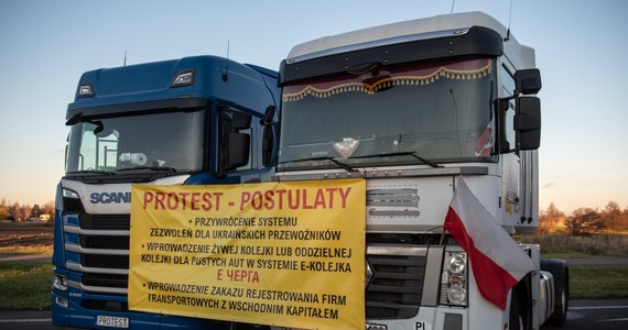 Na początku przyszłego tygodnia protest przewoźników na granicy polsko-ukraińskiej zostanie rozszerzony o przejście graniczne w Medyce - zapowiedzieli przewoźnicy podczas konferencji prasowej w Warszawie. Dodali, że złożą też do KE wniosek o przywrócenie zezwoleń na transporty z Ukrainy.