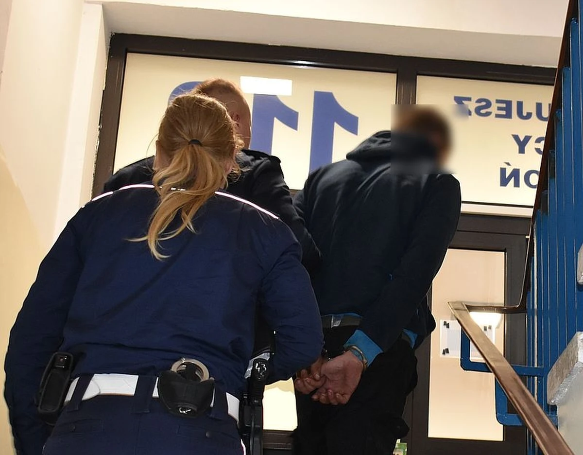 Policjanci po pościgu zatrzymali dwóch gdańszczan, którzy jechali skradzionym kilka dni wcześniej samochodem. Kierowca posiadał dwa zakazy sądowe prowadzenia pojazdów, a do tego miał przy sobie amfetaminę. W bagażniku mieli kilka 20 litrowych baniaków po paliwie. 