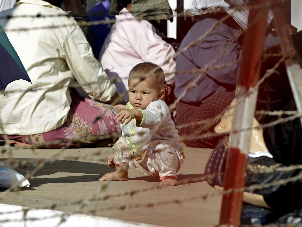 Birmańskie wojska przeprowadziły atak z morza i powietrza na zajęte w czwartek przez Armię Arakanu (AA) miasto portowe Pauktaw w Zatoce Bengalskiej na zachodnim wybrzeżu Birmy - podaje agencja Reutera. W wyniku walk z miasta uciekło ok. 20 tys. osób.