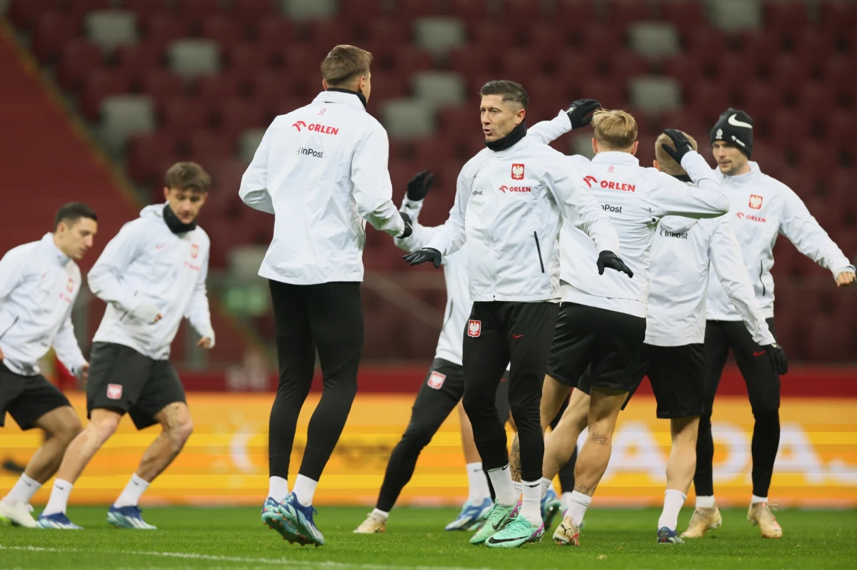 Piłkarska reprezentacja Polski rozegra dziś swój ostatni mecz w grupie eliminacji Euro 2024. Aby zachować szansę na bezpośredni awans na turniej musi pokonać w Warszawie Czechów. Wiemy, w jakim składzie Biało-Czerwoni rozpoczną to spotkanie. Selekcjoner postawił m.in. na Pawła Bochniewicza i Jakuba Piotrowskiego. W pierwszej "11" zabrakło natomiast Piotra Zielińskiego. 