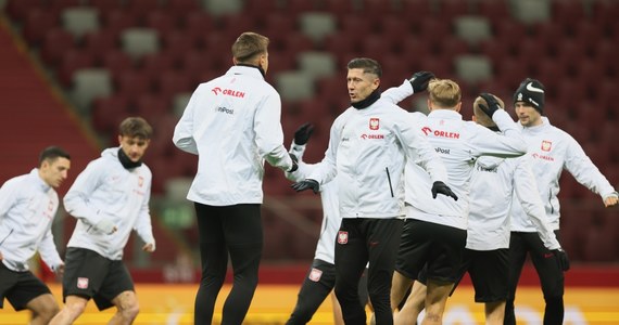 Piłkarska reprezentacja Polski rozegra dziś swój ostatni mecz w grupie eliminacji Euro 2024. Aby zachować szansę na bezpośredni awans na turniej musi pokonać w Warszawie Czechów. Wiemy, w jakim składzie Biało-Czerwoni rozpoczną to spotkanie. Selekcjoner postawił m.in. na Pawła Bochniewicza i Jakuba Piotrowskiego. W pierwszej "11" zabrakło natomiast Piotra Zielińskiego. 